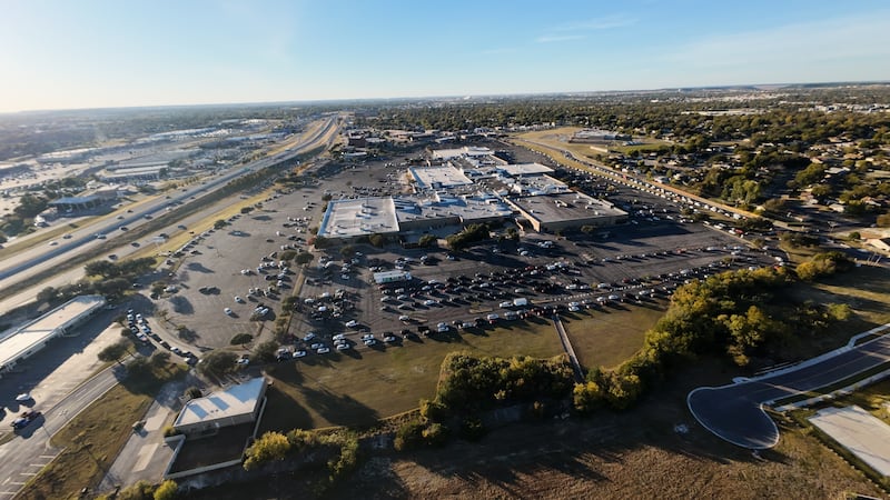 Hundreds flock to Killeen mall for Central Texas Food Bank distribution